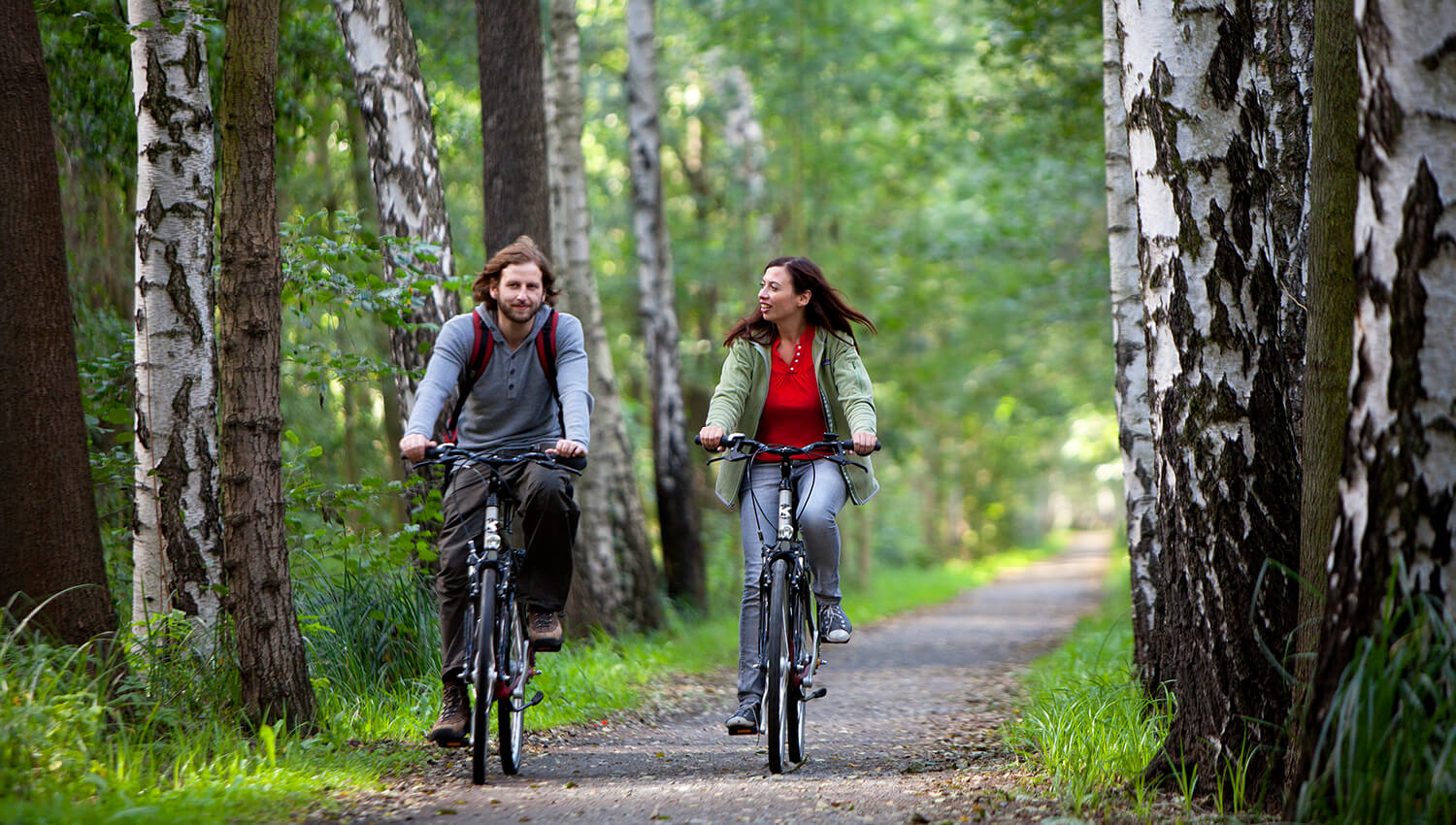 Farradfahrer unterwegs auf dem Gurkenradweg im Spreewald