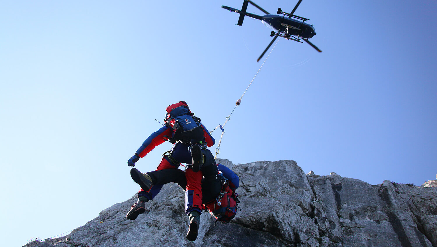 Häufig müssen die verunglückten Bergsportler mit dem Hubschrauber aus der Luft gerettet werden