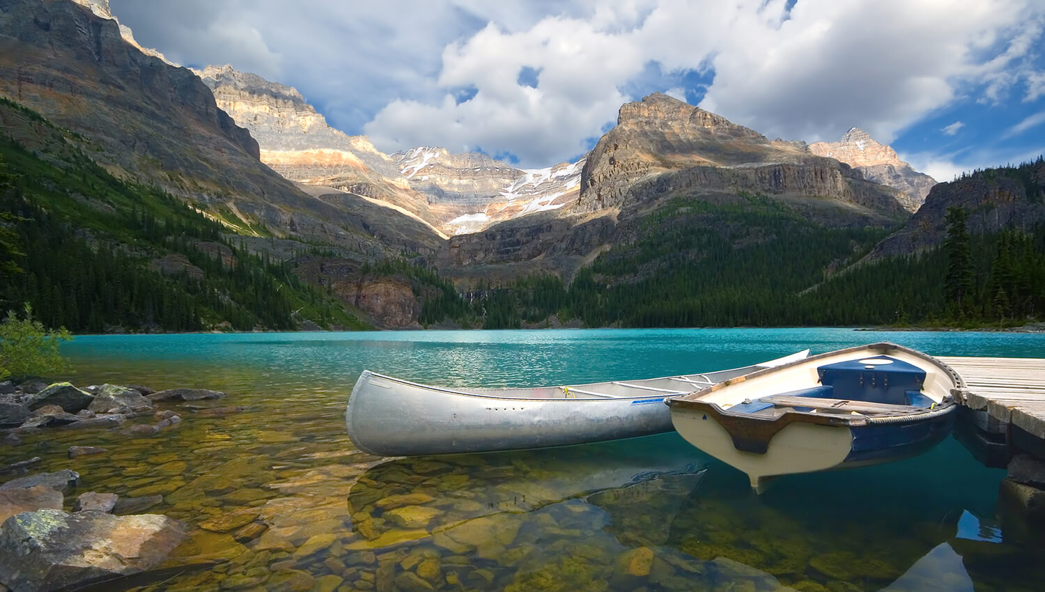 Der Gebirgssee Lake O'Hara in den Bergen des Yoho-Nationalparks