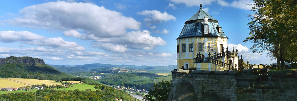 Festung Königstein im Elbsandsteingebirge mit Blick auf den Lilienstein.