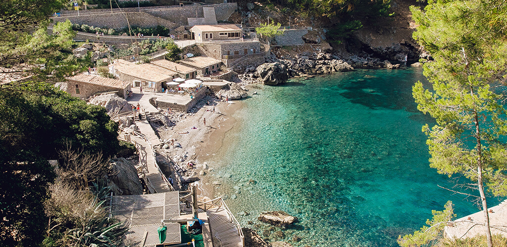 Blick von oben auf kleine Dorf Sa Calobra vor dem Torrent de Pareis in Mallorca