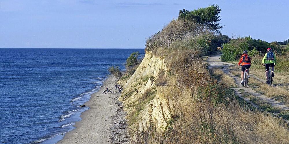 Radfahrer an Steilküste an der Ostsee