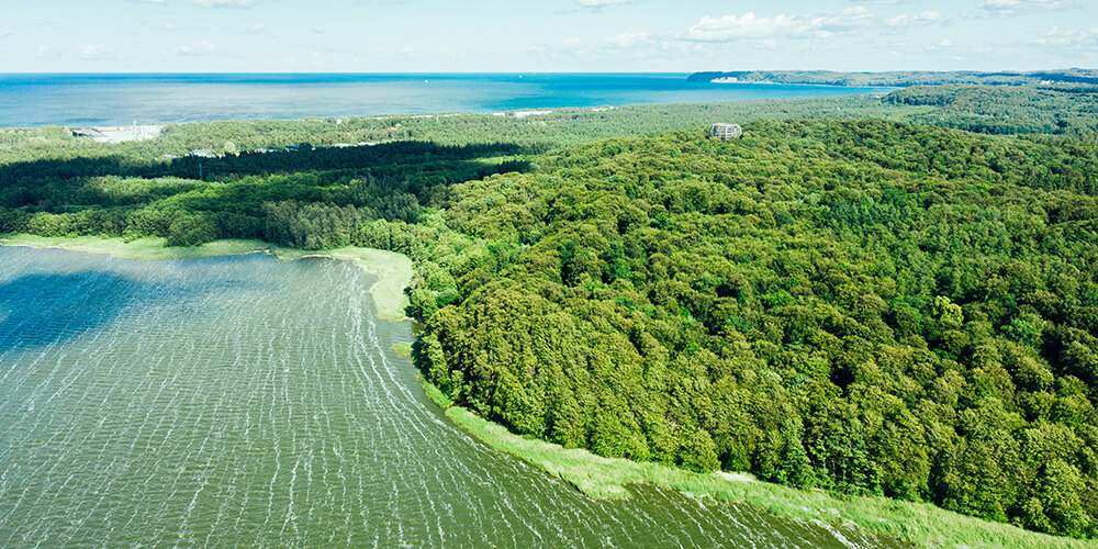 Blick aus der Luft auf Schmachter See und die Ostsee