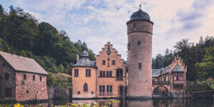 wandern im Spessart - Blick auf Schloss Mespelbrunn