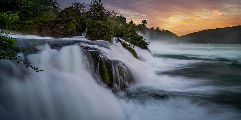 Rheinfall in der Nähe des Bodensees bei Sonnenuntergang