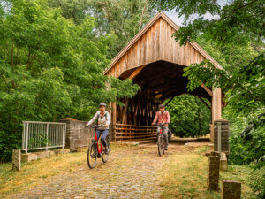 Highlight am Wegesrand: Die einzig erhaltene Hausbrücke Norddeutschlands. | © TMV/Tiemann