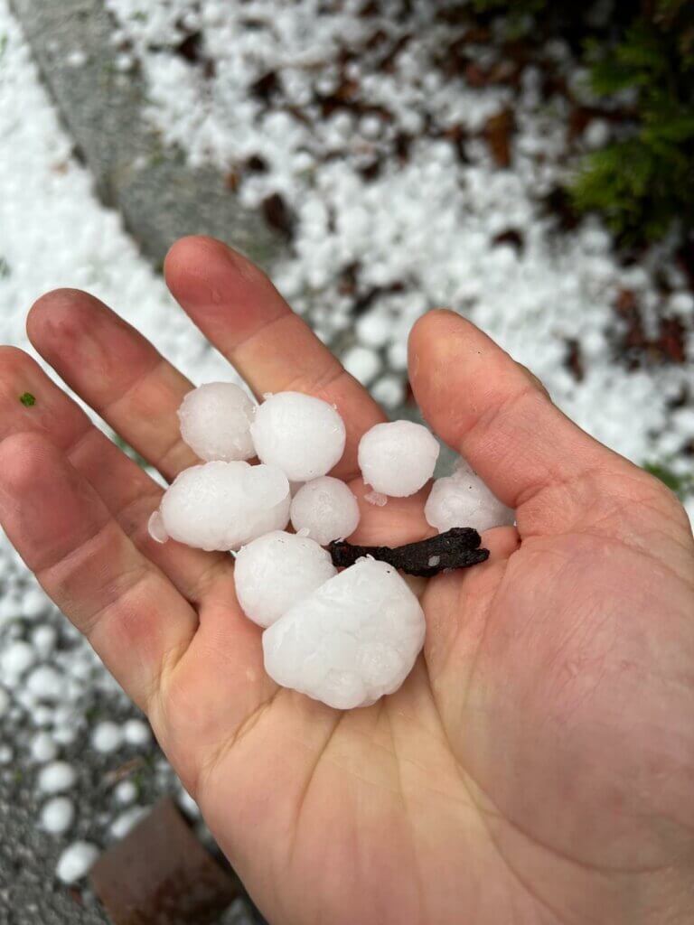Wetterumsturz in den Bergen. Hagel und Sturm als Gefahr in den Bergen.