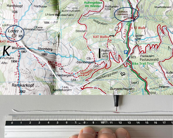 Wanderkarte Entfernung messen mit Hilfe einer Schnur.
