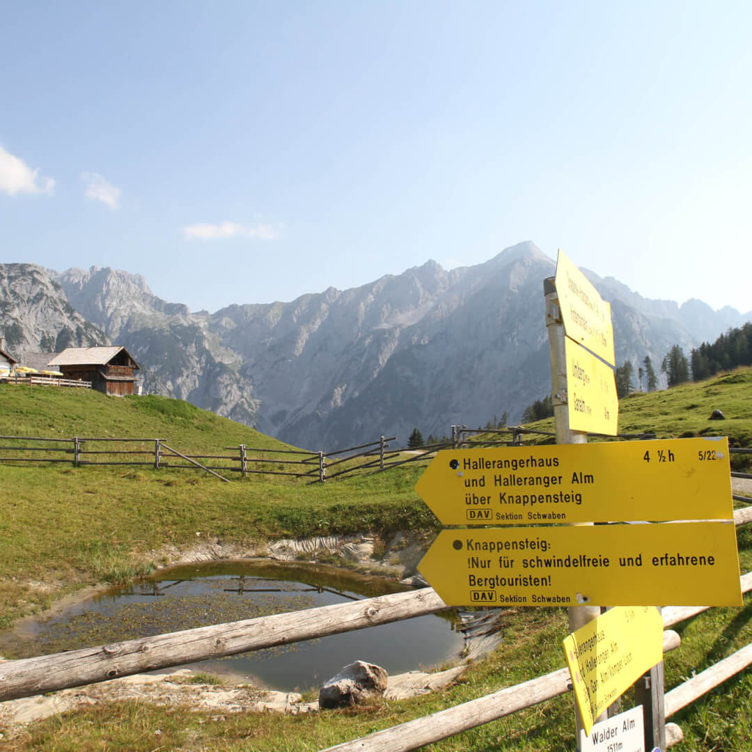 Wanderschilder von markierten Wanderwegen, die auch in der Wanderkarte eingezeichnet sind.