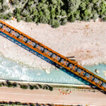 Foto von einer Brücke auf dem Alpe Adria Radweg aus der Luft
