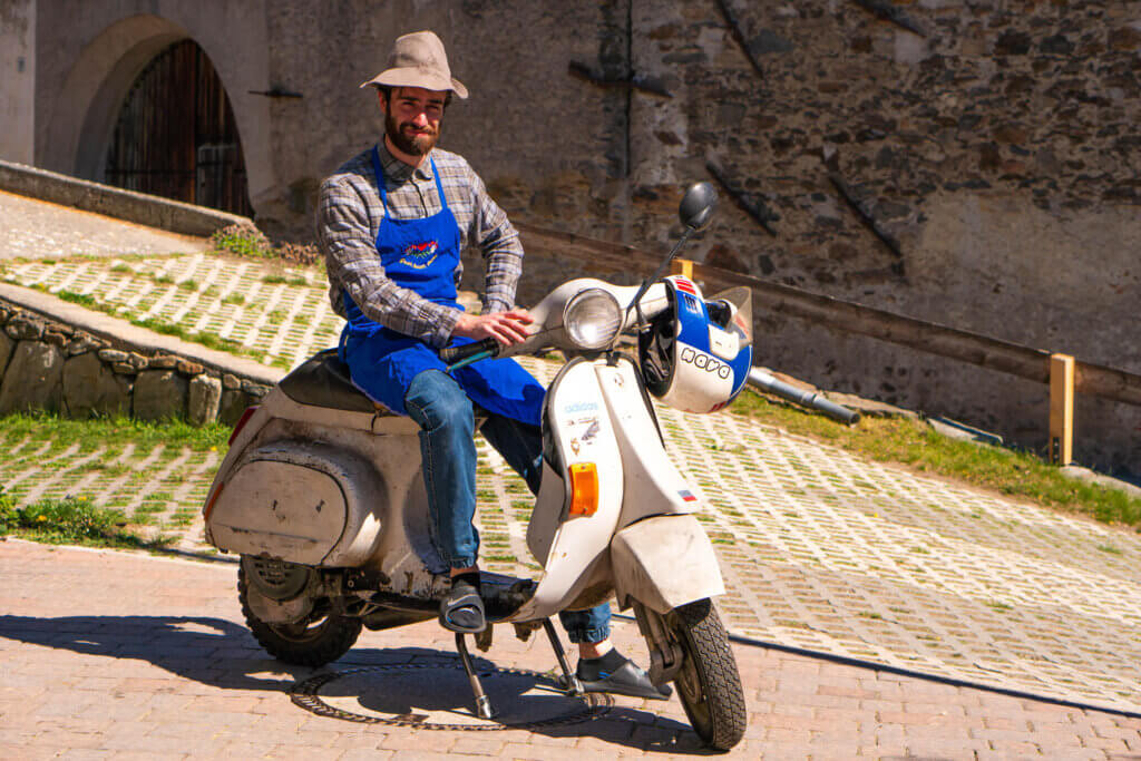 Buonomemes sitzt auf einer Vespa