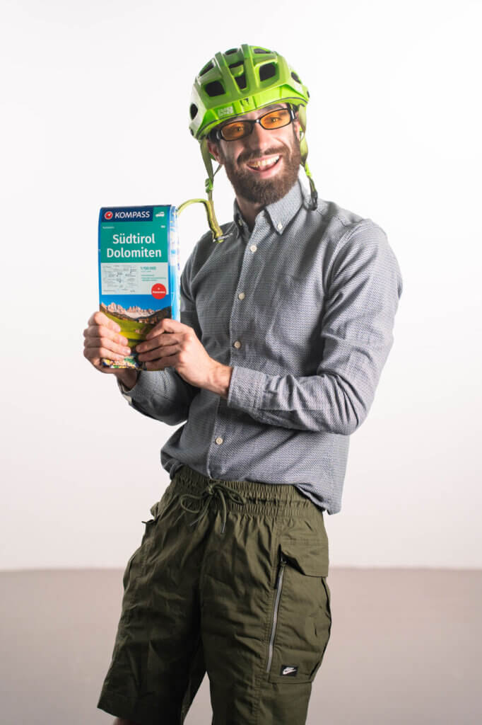 Buonomemes mit einer KOMPASS Karte in der Hand
