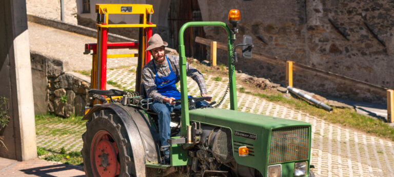 Buonomemes sitzt auf einem Traktor